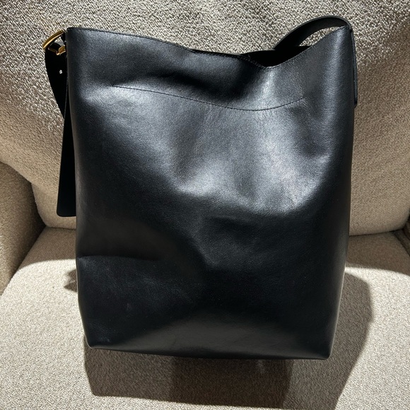 Madewell Essential Black Bucket Tote - Picture 6 of 8